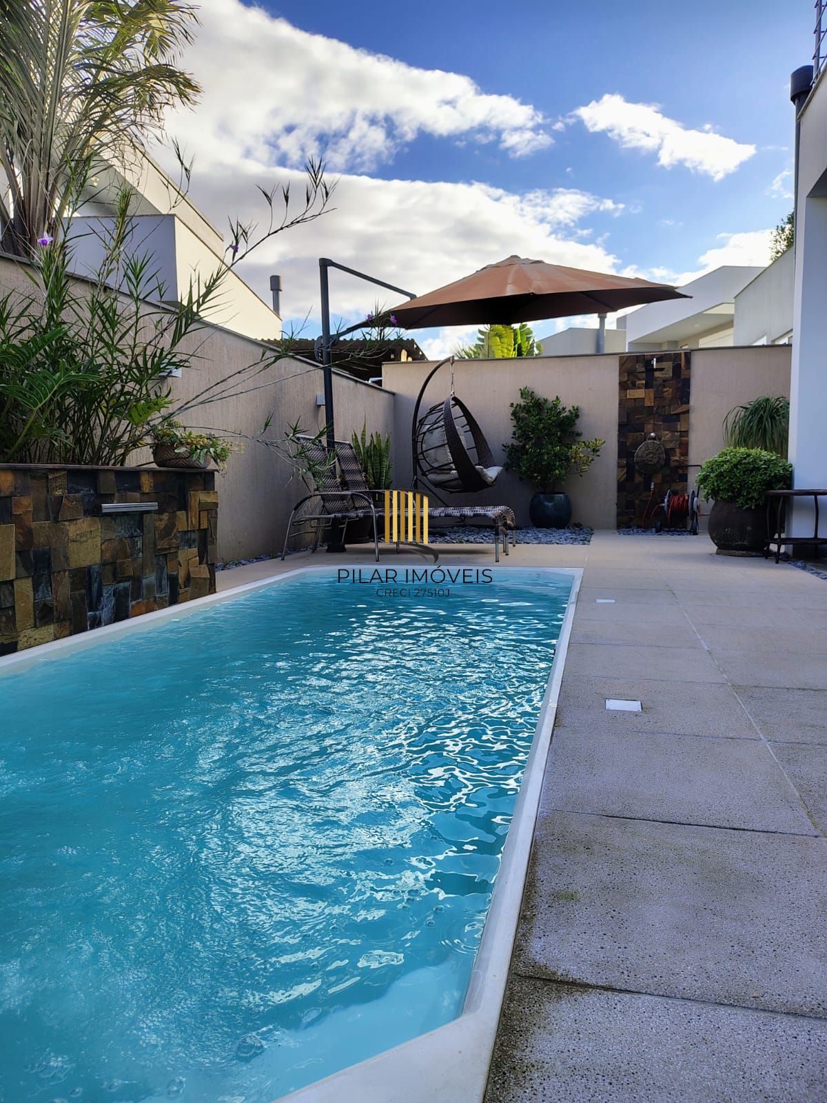 **Espetacular Casa de Condomínio com 3 suítes, Piscina com aquecimento**