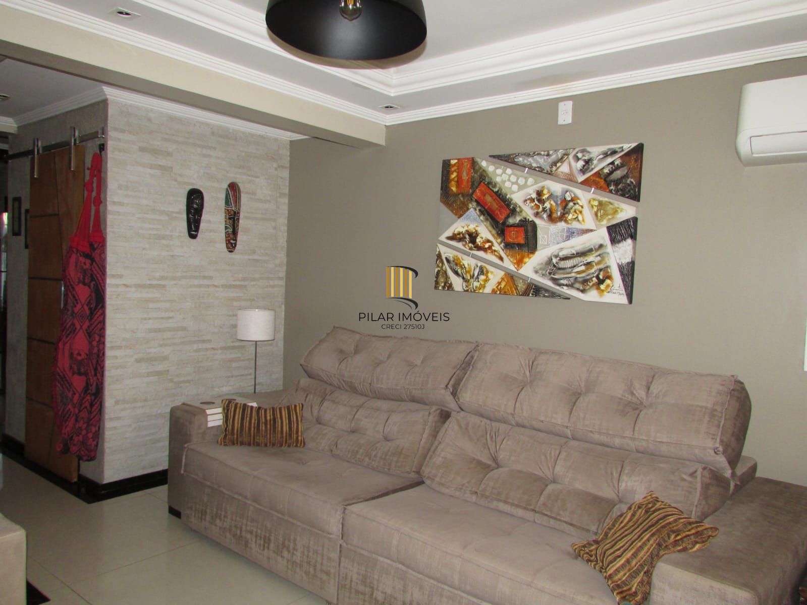 Casa na Zona sul de Porto Alegre com 02 dormitórios e pátio.