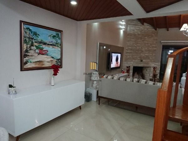 Casa em Porto Alegre, no bairro Espirito Santo, com 4 dormitório(s), e 4 banheiros, à venda.