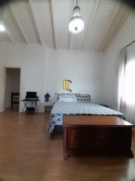 Casa em Porto Alegre, no bairro Guarujá, com 3 dormitório(s), e 3 banheiros, à venda.
