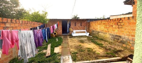 Casa em Porto Alegre, no bairro Ponta Grossa, com 2 dormitório(s), e 2 banheiros, à venda.