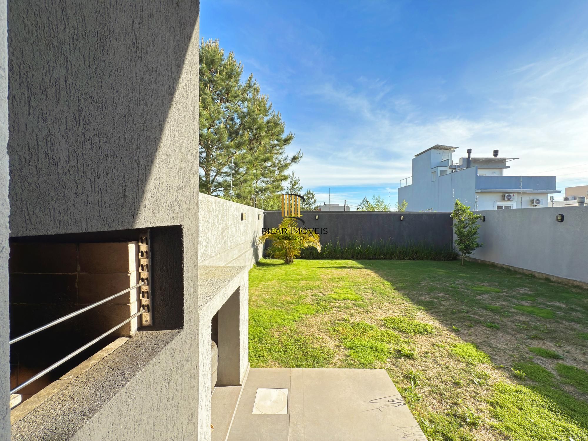 Casa moderna com 3 dormitórios com pátio grande e vista para o Rio Guaíba!