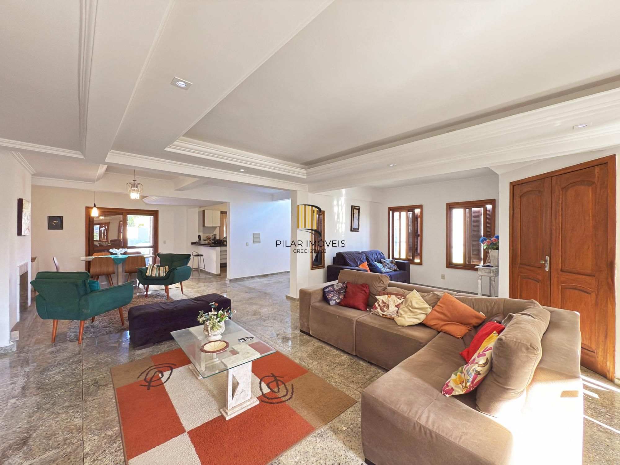 Sobrado a venda no Bairro Hipica de Porto alegre com 04 dormitórios sendo 01 suite