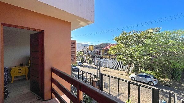 Casa em Porto Alegre, no bairro Hípica, com 3 dormitório(s), e 3 banheiros, à venda.