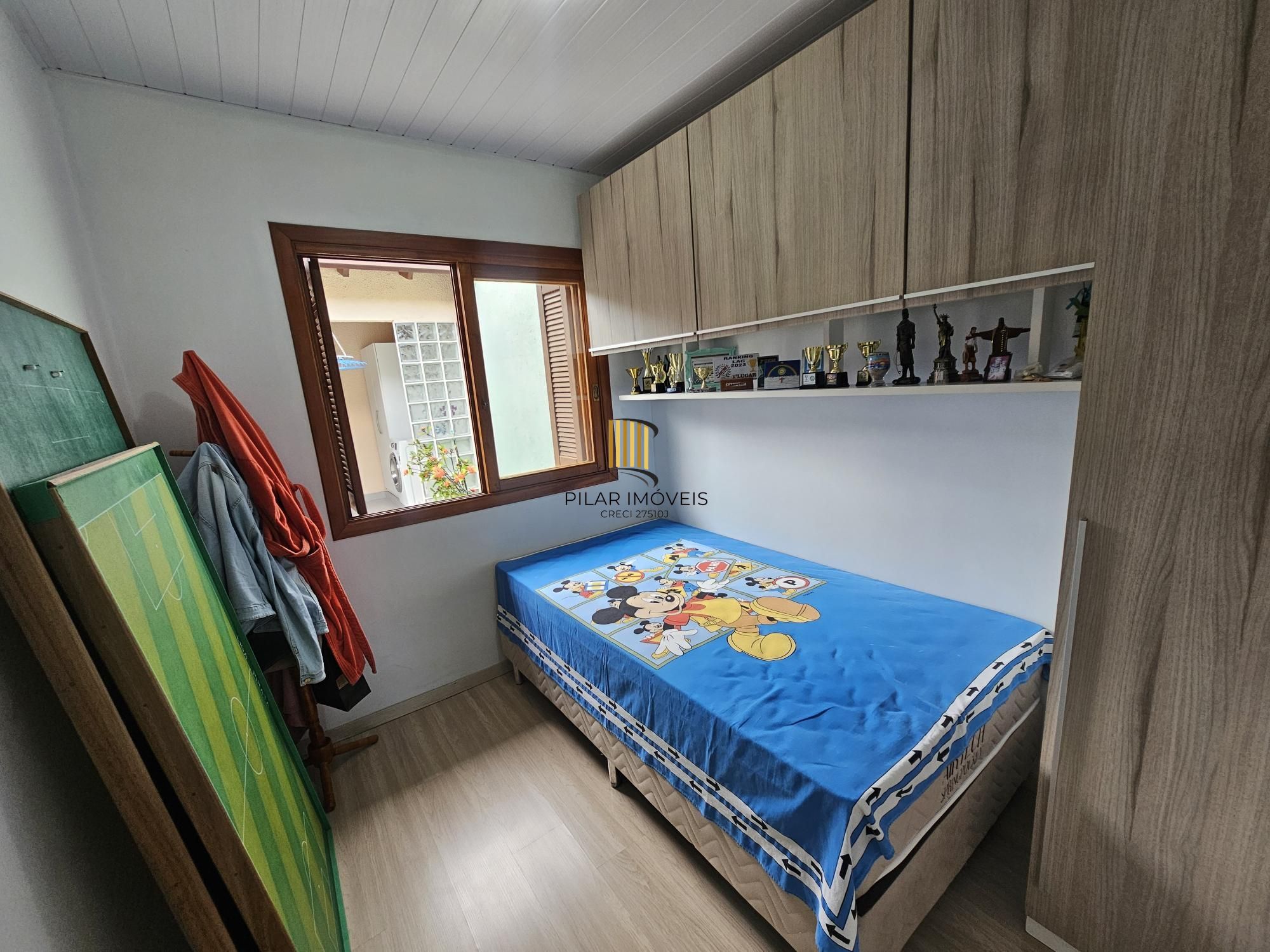 Casa 3 dormitórios 2 banheiros quiosque com churrasqueira cozinha gourmet moveis sob medida e garagem coberta na zona sul de Porto Alegre !