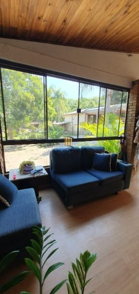 Sítio em Porto Alegre, no bairro Restinga, com 2 dormitório(s), e 2 banheiros, à venda.