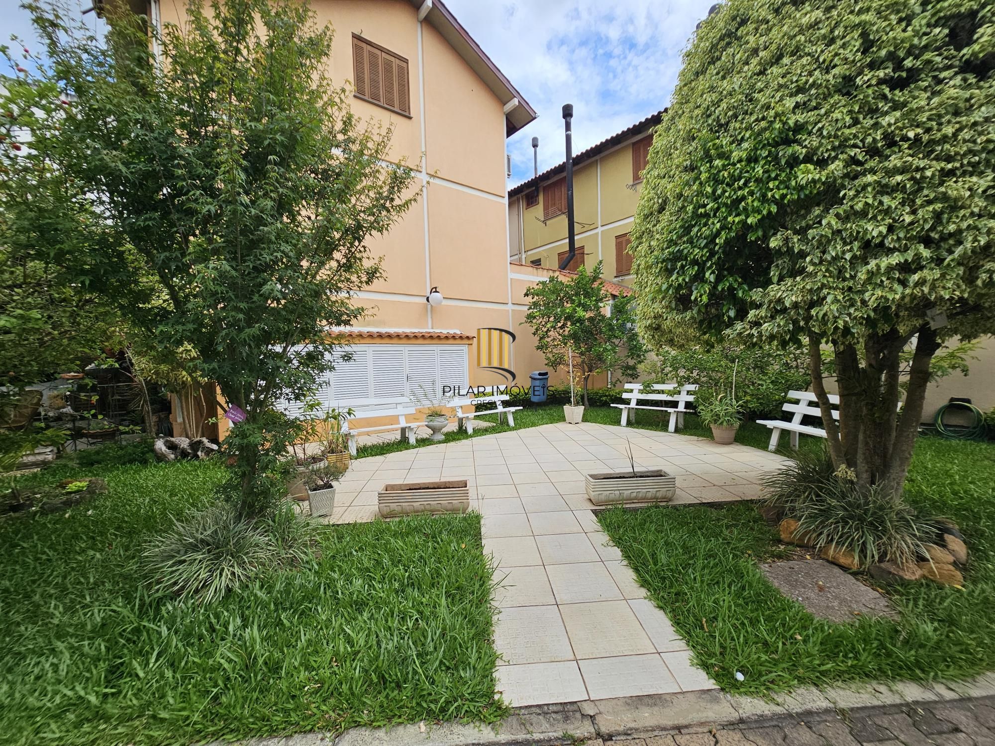 Casa 3 dormitórios em condomínio no bairro Camaquã, a 50 mts da Otto Niemayer.