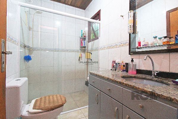 Casa em Porto Alegre, no bairro Ipanema, com 2 dormitório(s), e 2 banheiros, à venda.