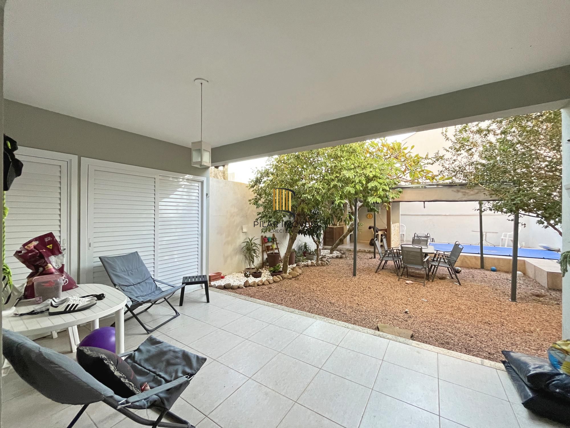 Casa para Venda - 270m², 3 dormitórios, sendo 1 suites, 2 vagas - Guarujá