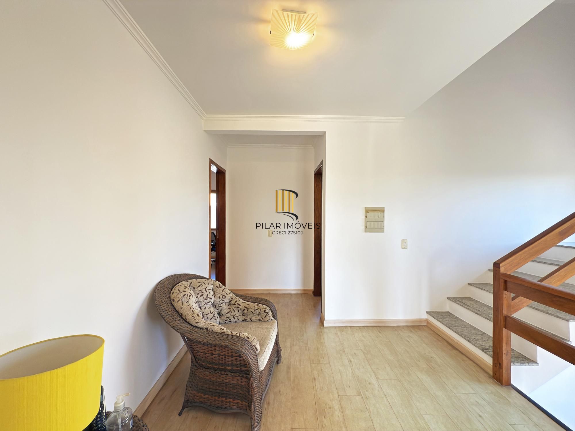 Sobrado a venda no Bairro Hipica de Porto alegre com 04 dormitórios sendo 01 suite