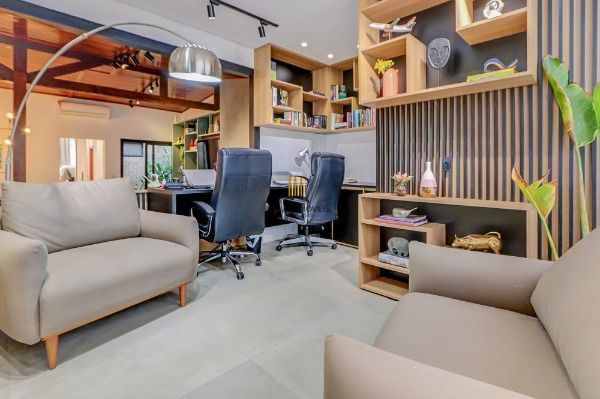 Casa em Porto Alegre, no bairro Tristeza, com 2 dormitório(s), e 2 banheiros, à venda.