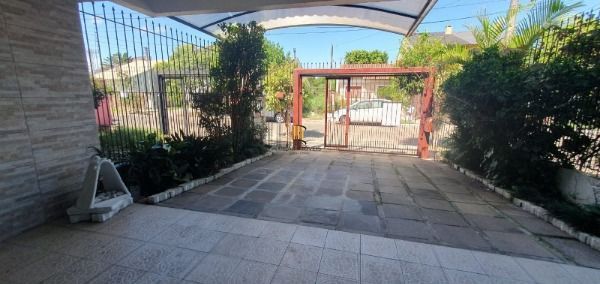 Casa em Porto Alegre, no bairro Hípica, com 3 dormitório(s), e 3 banheiros, à venda.