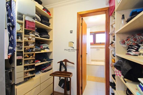 Casa Condominio em Porto Alegre, no bairro Cristal, com 4 dormitório(s), e 4 banheiros, à venda.