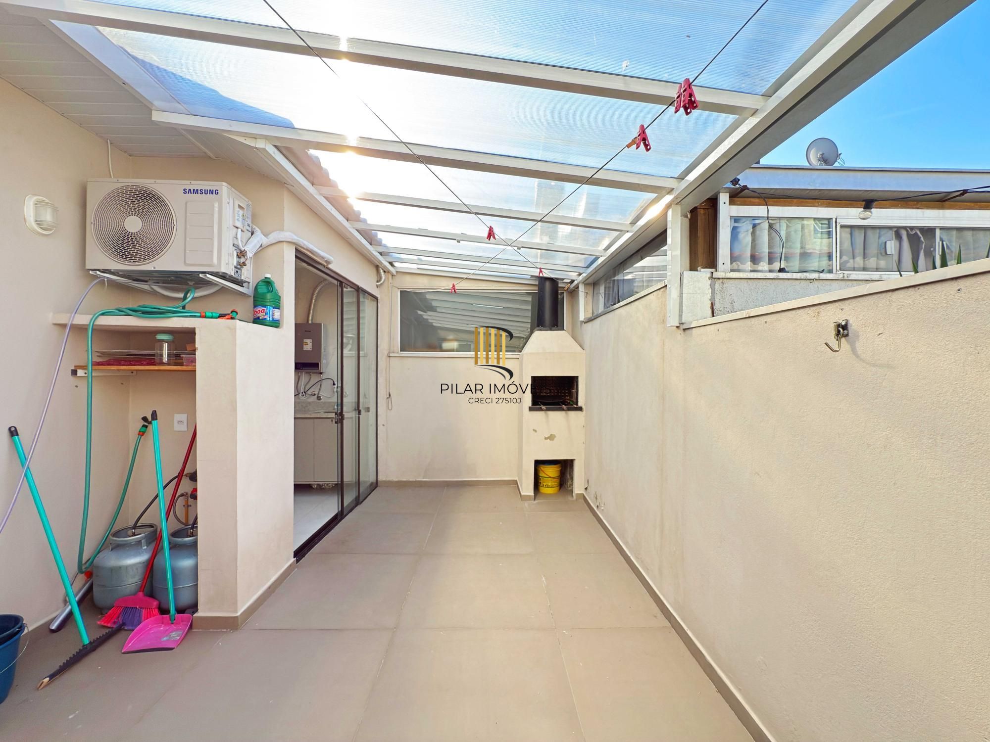 Excelente residência térrea totalmente reformada em condomínio fechado com 2 dormitórios e 2 vagas de garagens