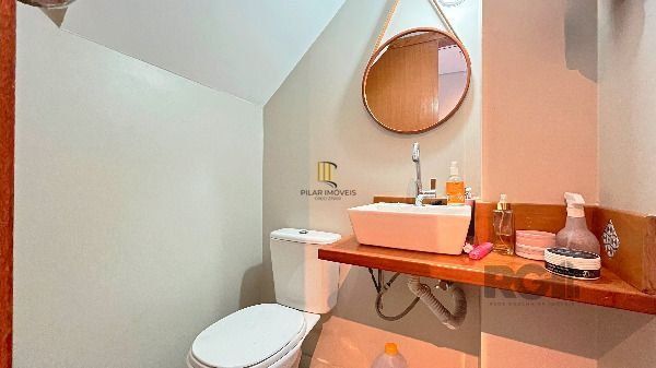 Casa em Porto Alegre, no bairro Guarujá, com 3 dormitório(s), e 3 banheiros, à venda.