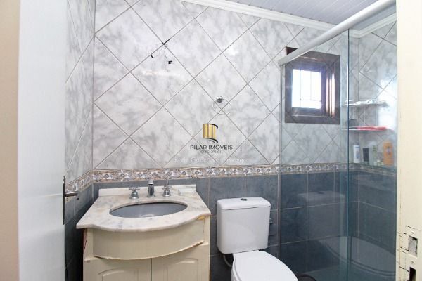 Casa Condominio em Porto Alegre, no bairro Ipanema, com 3 dormitório(s), e 3 banheiros, à venda.