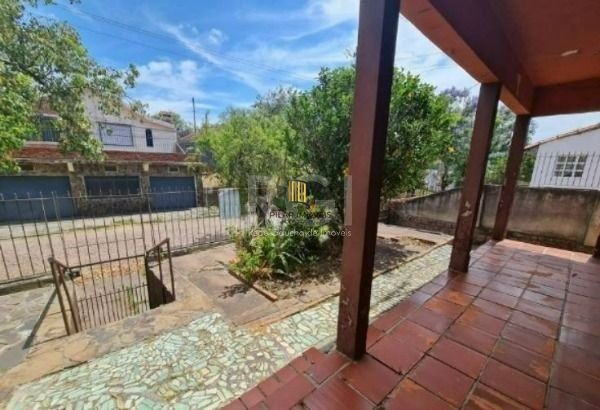 Casa em Porto Alegre, no bairro Tristeza, com 2 dormitório(s), e 2 banheiros, à venda.
