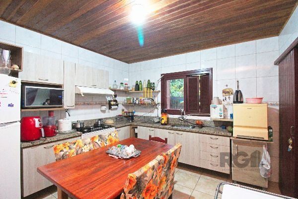 Casa em Porto Alegre, no bairro Ipanema, com 2 dormitório(s), e 2 banheiros, à venda.