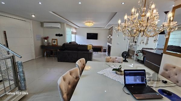 Casa em Porto Alegre, no bairro Hípica, com 3 dormitório(s), e 3 banheiros, à venda.