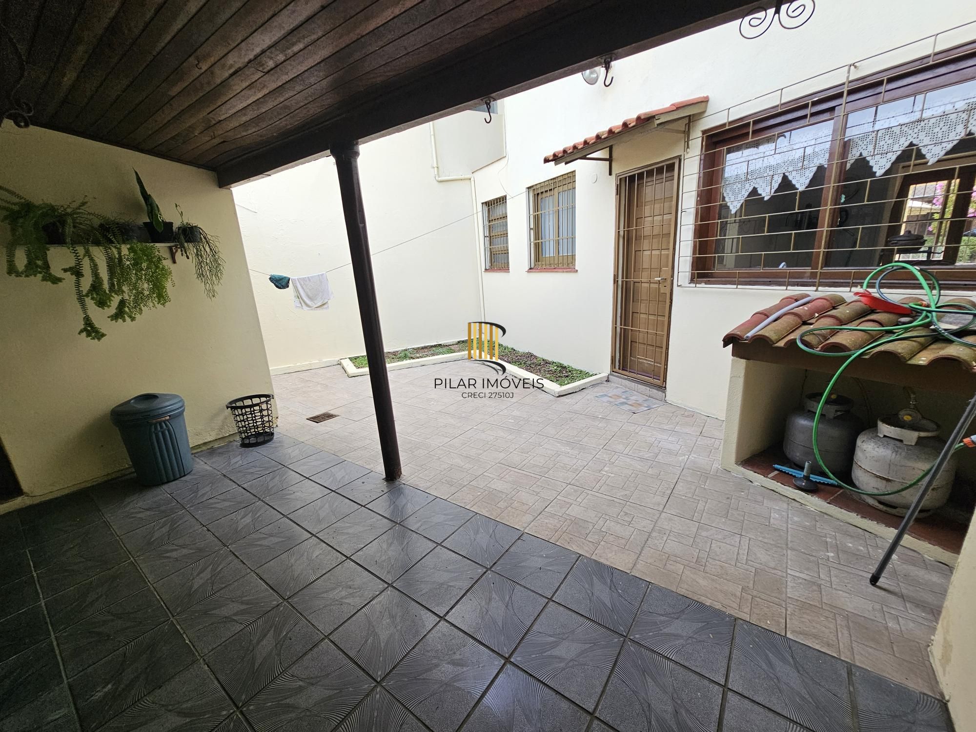 Casa 3 dormitórios no bairro Hípica