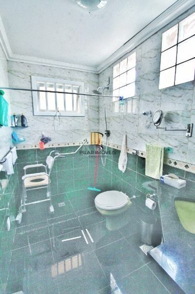 Casa em Porto Alegre, no bairro Jardim Isabel, com 4 dormitório(s), e 4 banheiros, à venda.