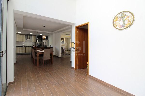 Casa para Venda - 400m², 4 dormitórios, sendo 2 suites, 4 vagas - Guarujá