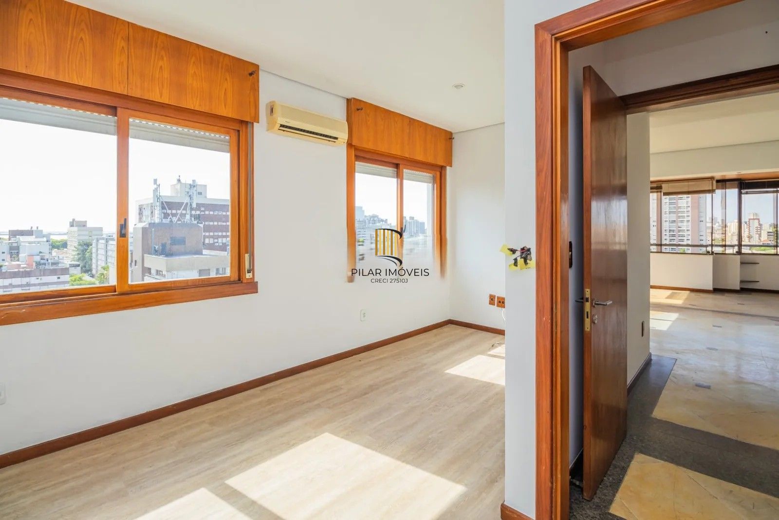 Belíssima cobertura duplex, com 262m2, 3 dormitórios e 2 vagas de garagem.