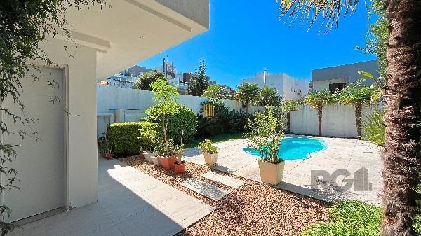 Casa Condominio em Porto Alegre, no bairro Hípica, com 3 dormitório(s), e 3 banheiros, à venda.