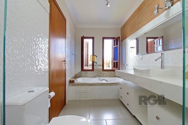 Casa em Porto Alegre, no bairro Hípica, com 3 dormitório(s), e 3 banheiros, à venda.