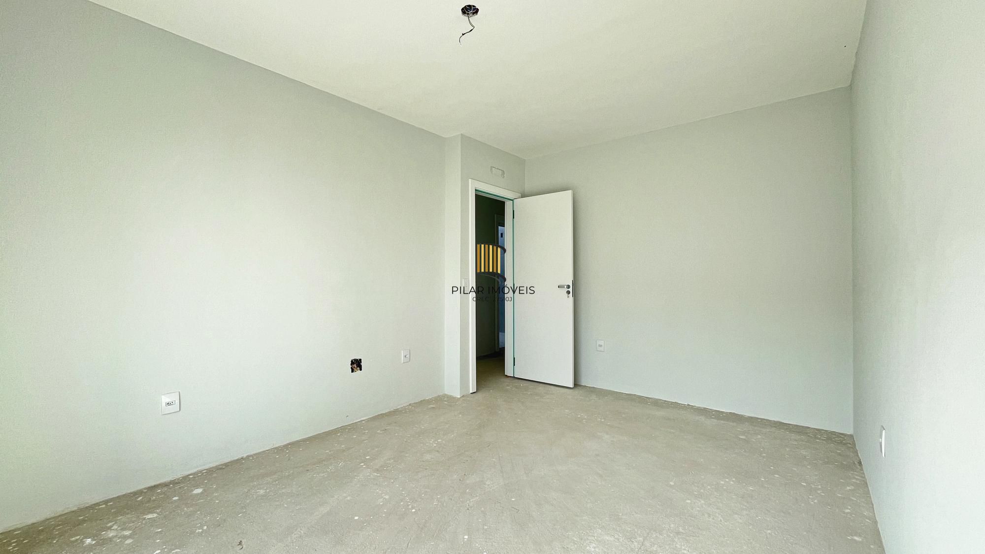 Casa 4 dormitórios( 1 dorm térreo) no Condomínio Villa Amalfi, na zona sul de Porto Alegre.