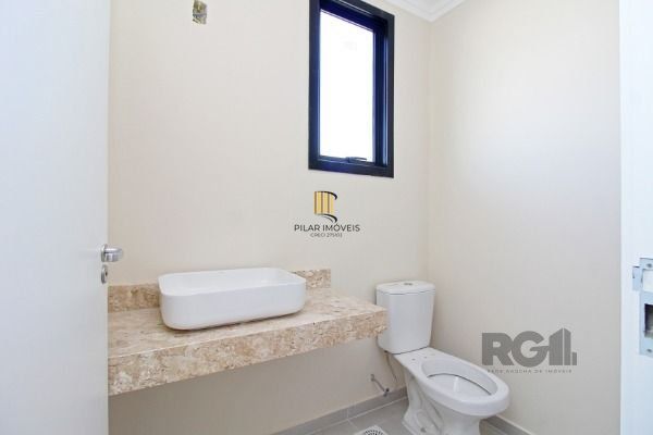 Casa em Porto Alegre, no bairro Hípica, com 3 dormitório(s), e 3 banheiros, à venda.