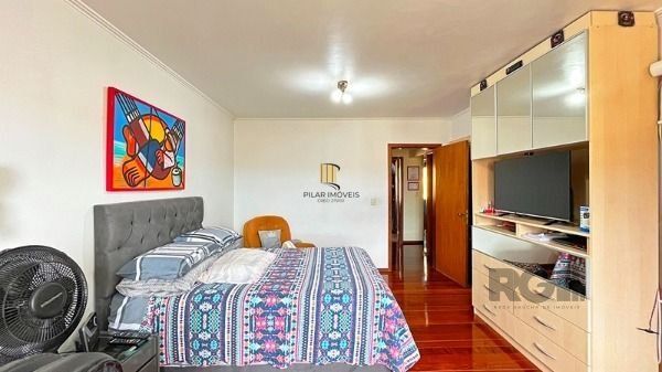 Casa em Porto Alegre, no bairro Ipanema, com 4 dormitório(s), e 4 banheiros, à venda.