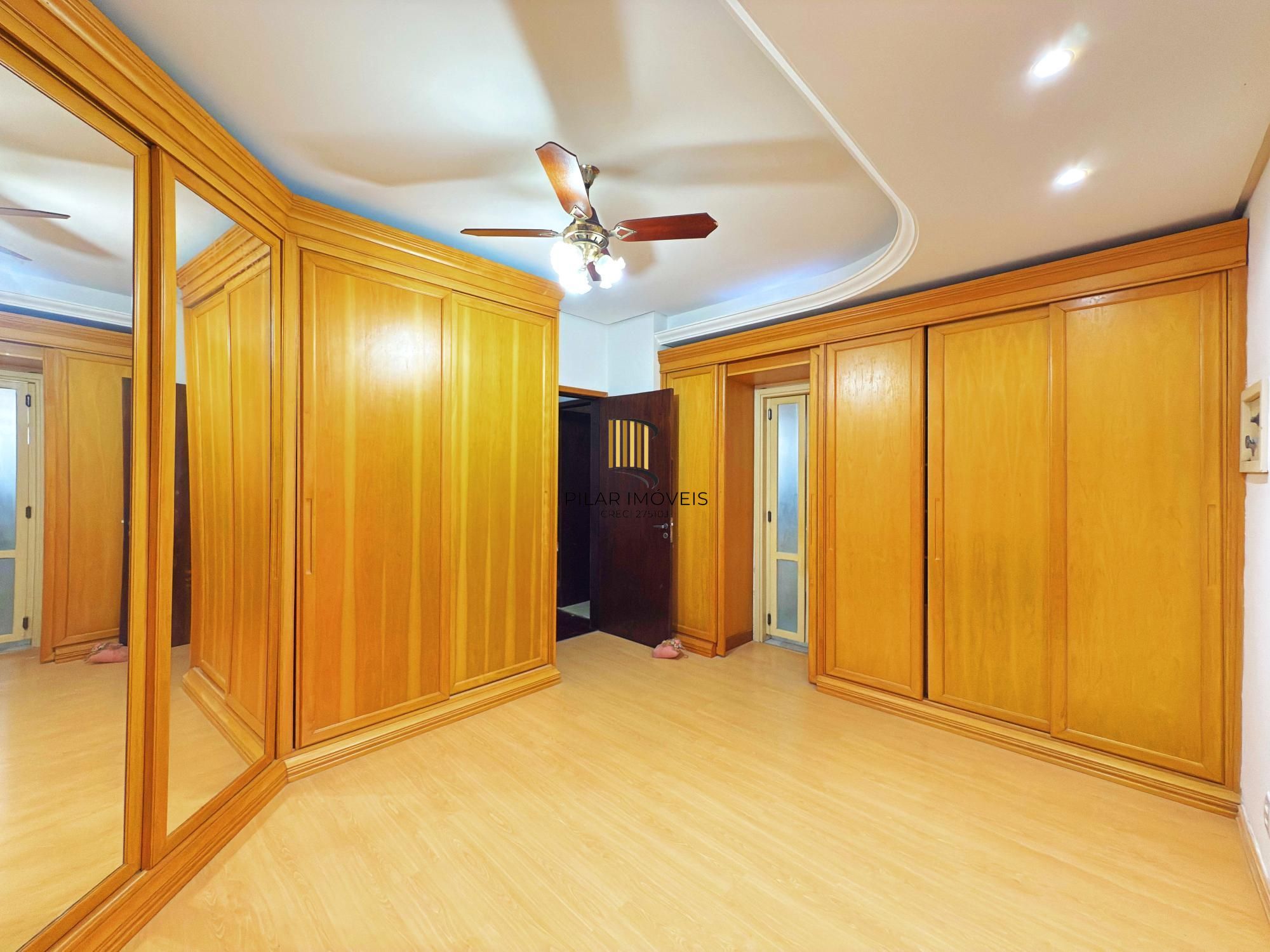 Residência á venda no bairro Guarujá com 2 dormitórios.