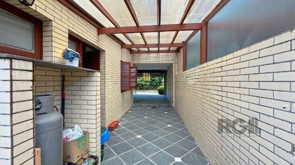 Casa em Porto Alegre, no bairro Ipanema, com 3 dormitório(s), e 3 banheiros, à venda.