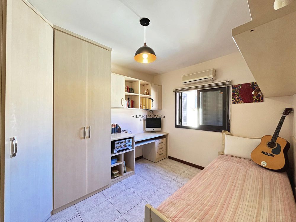 Ótima residência com 3 dormitórios, sendo 1 suíte, lareira e piscina.