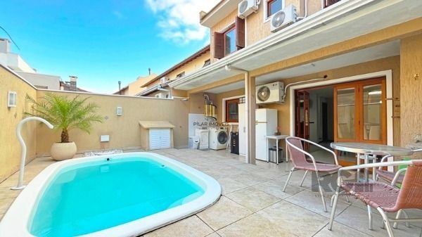 Casa em Porto Alegre, no bairro Hípica, com 3 dormitório(s), e 3 banheiros, à venda.