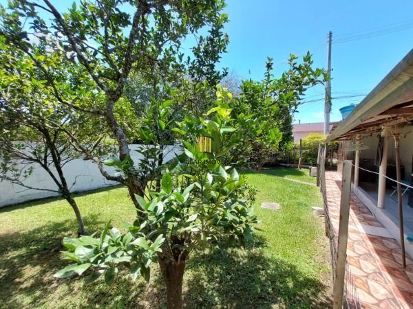 Casa em Porto Alegre, no bairro Belém Novo, com 4 dormitório(s), e 4 banheiros, à venda.