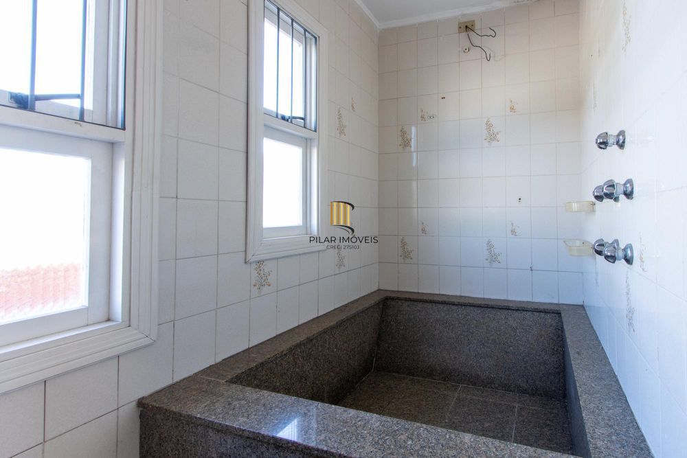 Casa 4 dormitórios no bairro Hípica