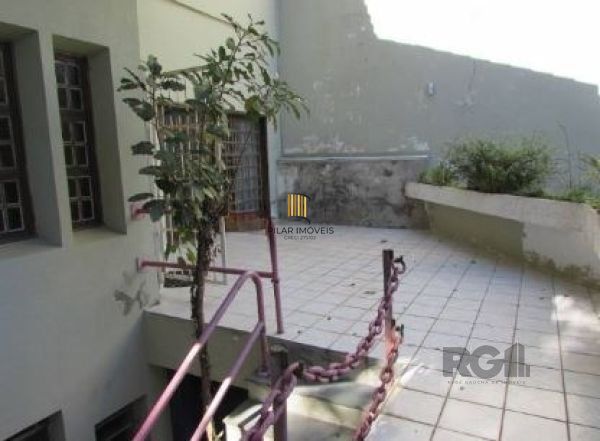 Casa em Porto Alegre, no bairro Nonoai, com 4 dormitório(s), e 4 banheiros, à venda.