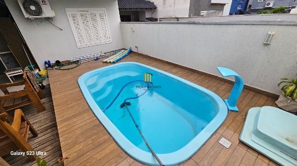 Casa em Porto Alegre, no bairro Hípica, com 3 dormitório(s), e 3 banheiros, à venda.