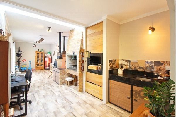 Casa em Porto Alegre, no bairro Hípica, com 3 dormitório(s), e 3 banheiros, à venda.