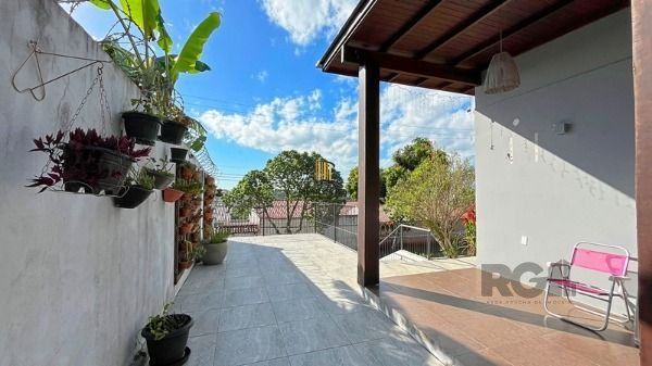 Casa Condominio em Porto Alegre, no bairro Santa Tereza, com 3 dormitório(s), e 3 banheiros, à venda.