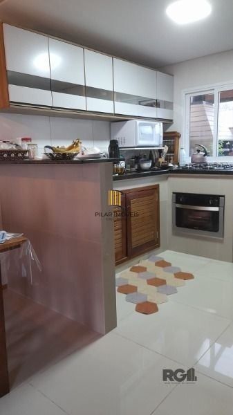 Casa em Porto Alegre, no bairro Ponta Grossa, com 2 dormitório(s), e 2 banheiros, à venda.