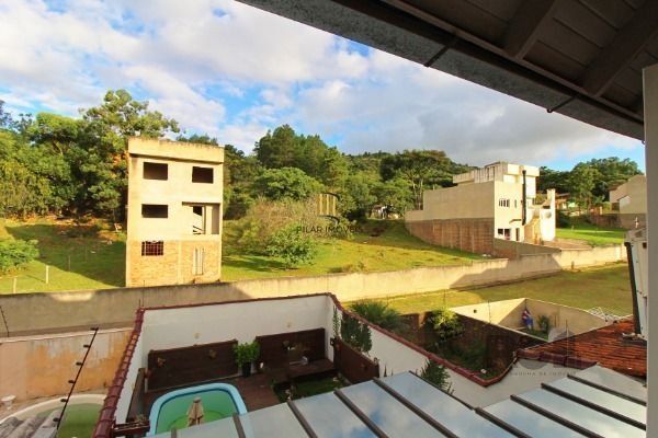 Casa em Porto Alegre, no bairro Campo Novo, com 3 dormitório(s), e 3 banheiros, à venda.