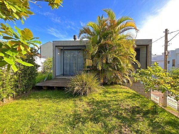 Casa em Porto Alegre, no bairro Guarujá, com 2 dormitório(s), e 2 banheiros, à venda. - Pilar Imóveis
