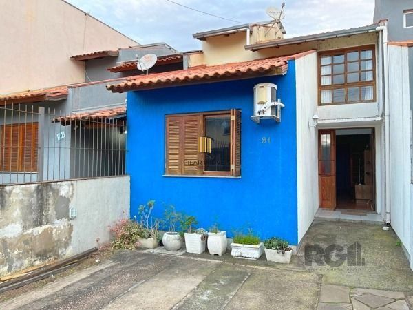 Casa em Porto Alegre, no bairro Hípica, com 2 dormitório(s), e 2 banheiros, à venda.