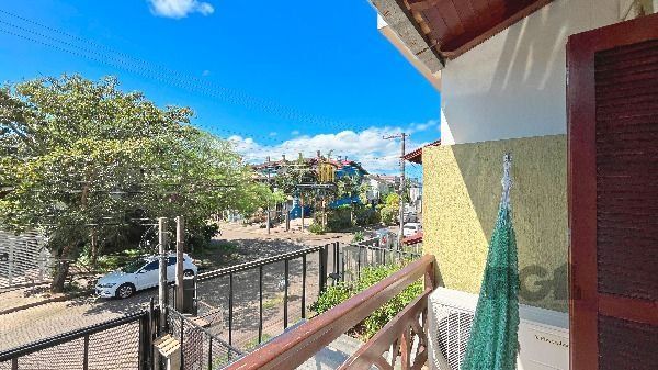 Casa em Porto Alegre, no bairro Hípica, com 3 dormitório(s), e 2 banheiros, à venda.