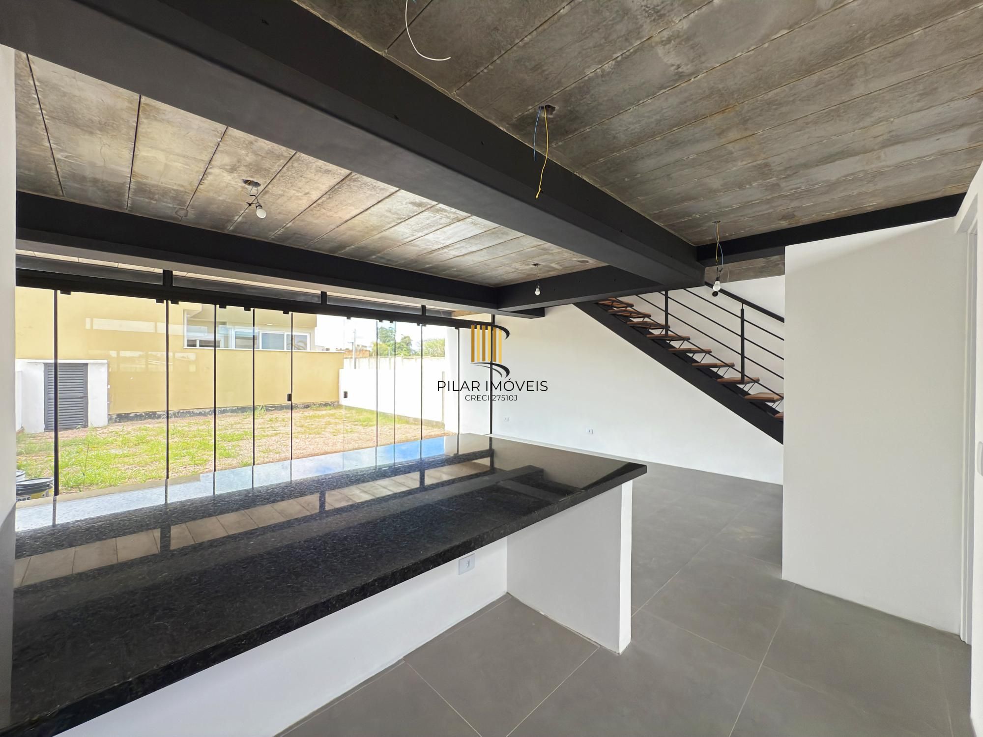 Sobrado em condomínio em Porto Alegre, no bairro Hípica, com 3 dormitórios.