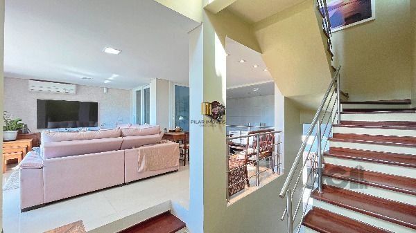 Casa em Porto Alegre, no bairro Hípica, com 3 dormitório(s), e 3 banheiros, à venda.