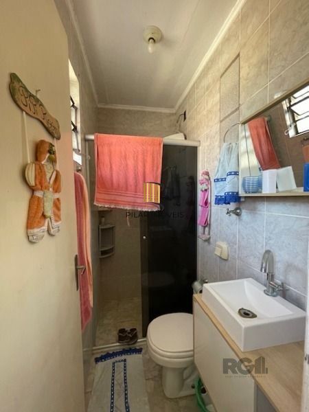 Casa em Porto Alegre, no bairro Vila Nova, com 3 dormitório(s), e 3 banheiros, à venda.